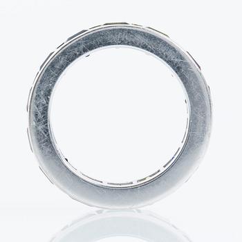 RING, 18K vitguld med princesslipade ädelstenar.