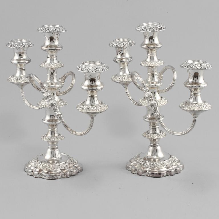 KANDELABRAR, ett par, pläter, England, 1900-tal.