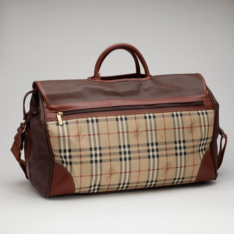 BURBERRY, a checkered and leather weekendbag.