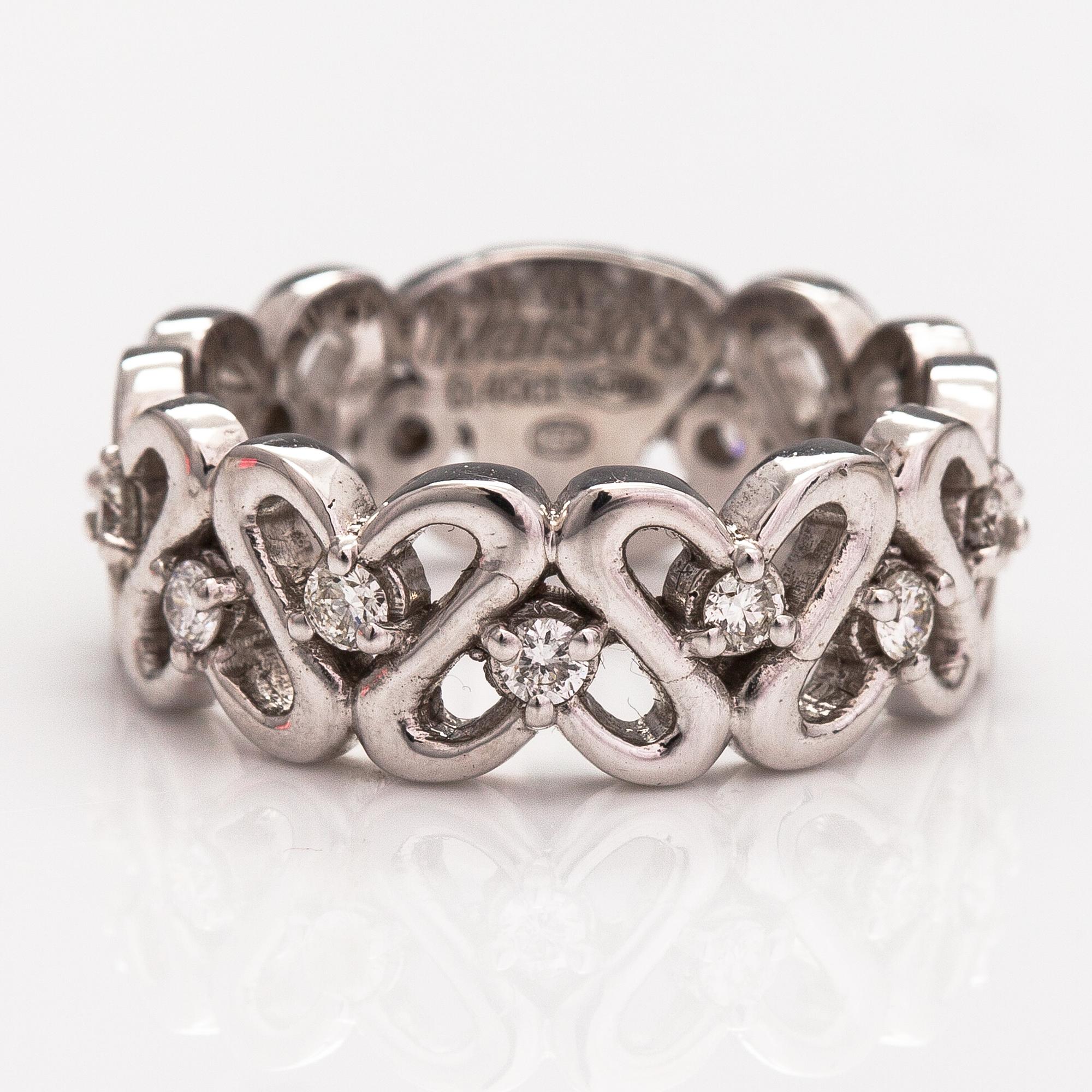 An 18K white gold ring with diamonds ca. 0.40 ct in total.