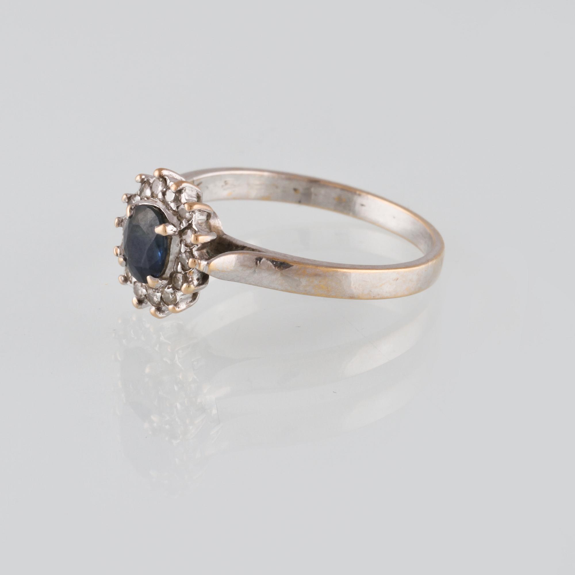 RING, 18K vitguld med blå safir samt briljantslipade diamanter.Vikt 3,5 gram.