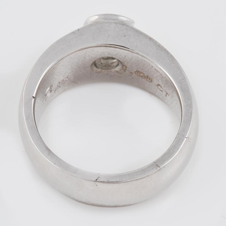 RING, 18K vitguld med briljantslipad diamant 1.08 ct. Vikt 14,8 gram.
