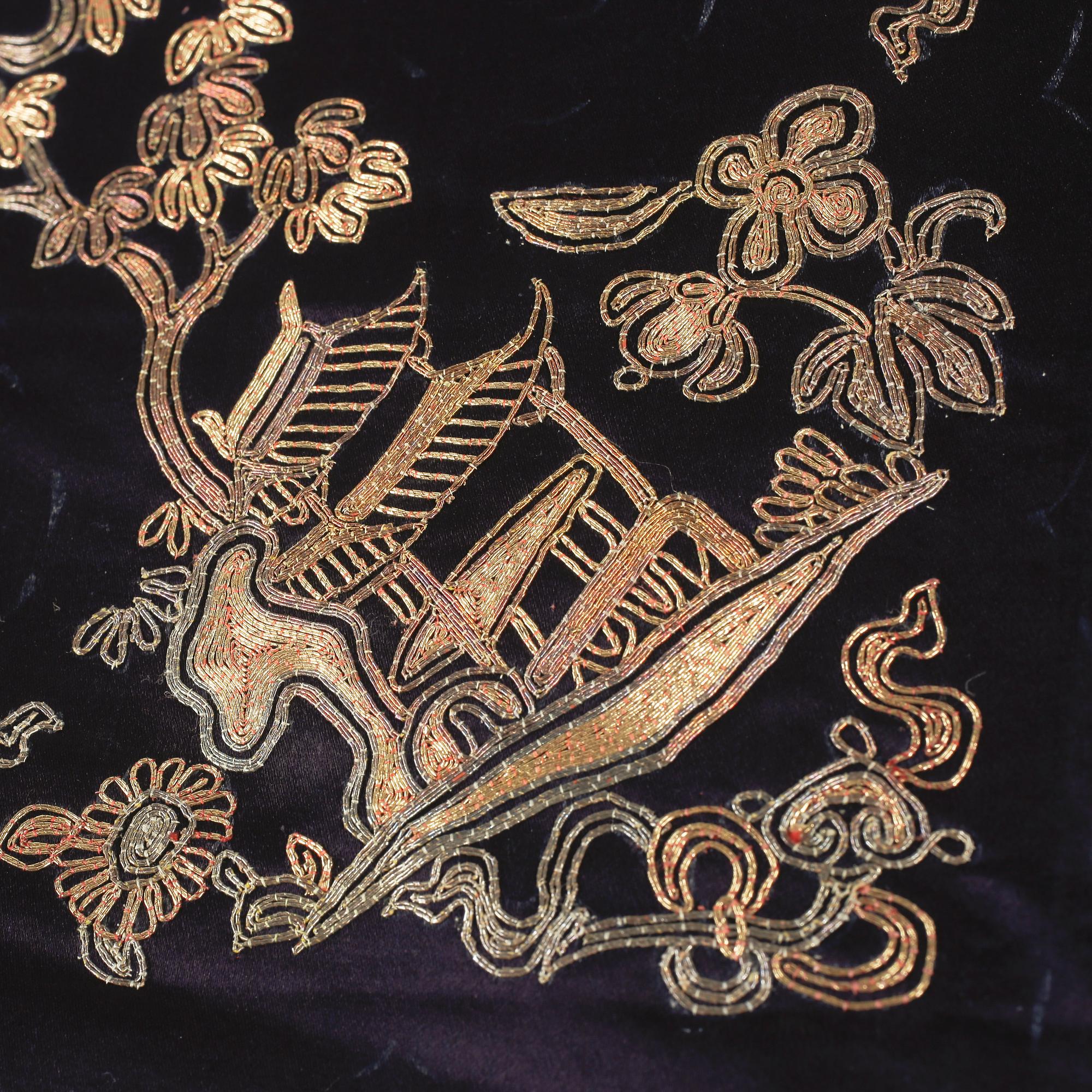 BRODERI, siden Kina, 145x75 cm, 1900-talets första hälft.