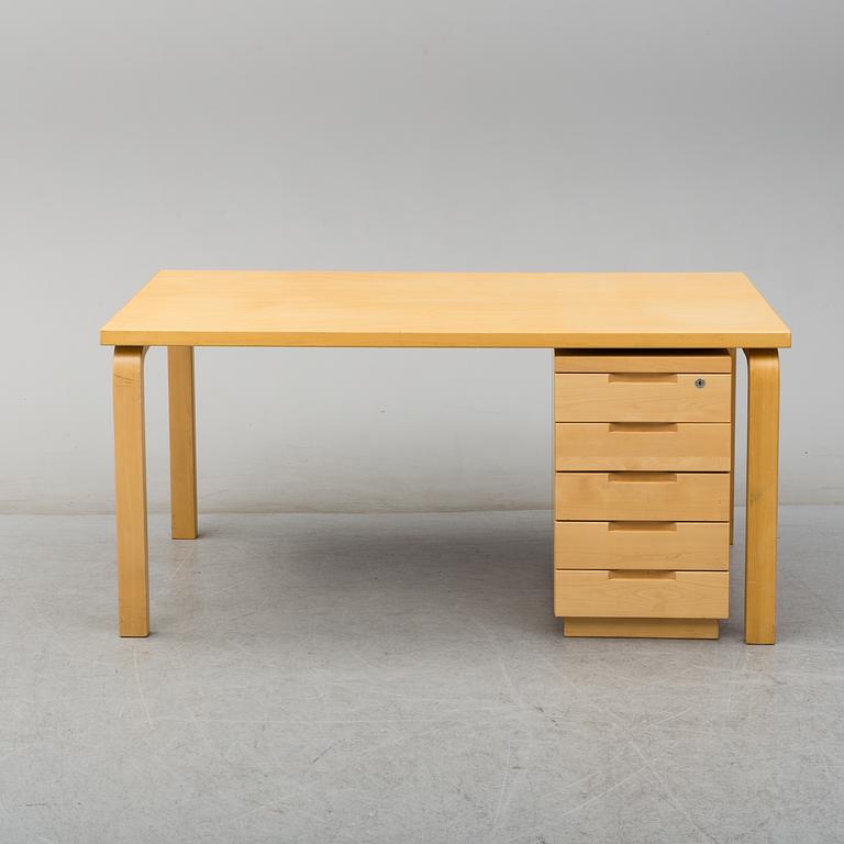 ALVAR AALTO, skrivbord med hurts, Artek, Finland, 1900-talets andra hälft.