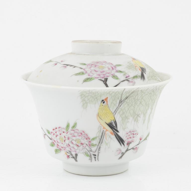 A group of Chinese porcelain objects, late Qing dynasty/20th Century. (9 pieces).