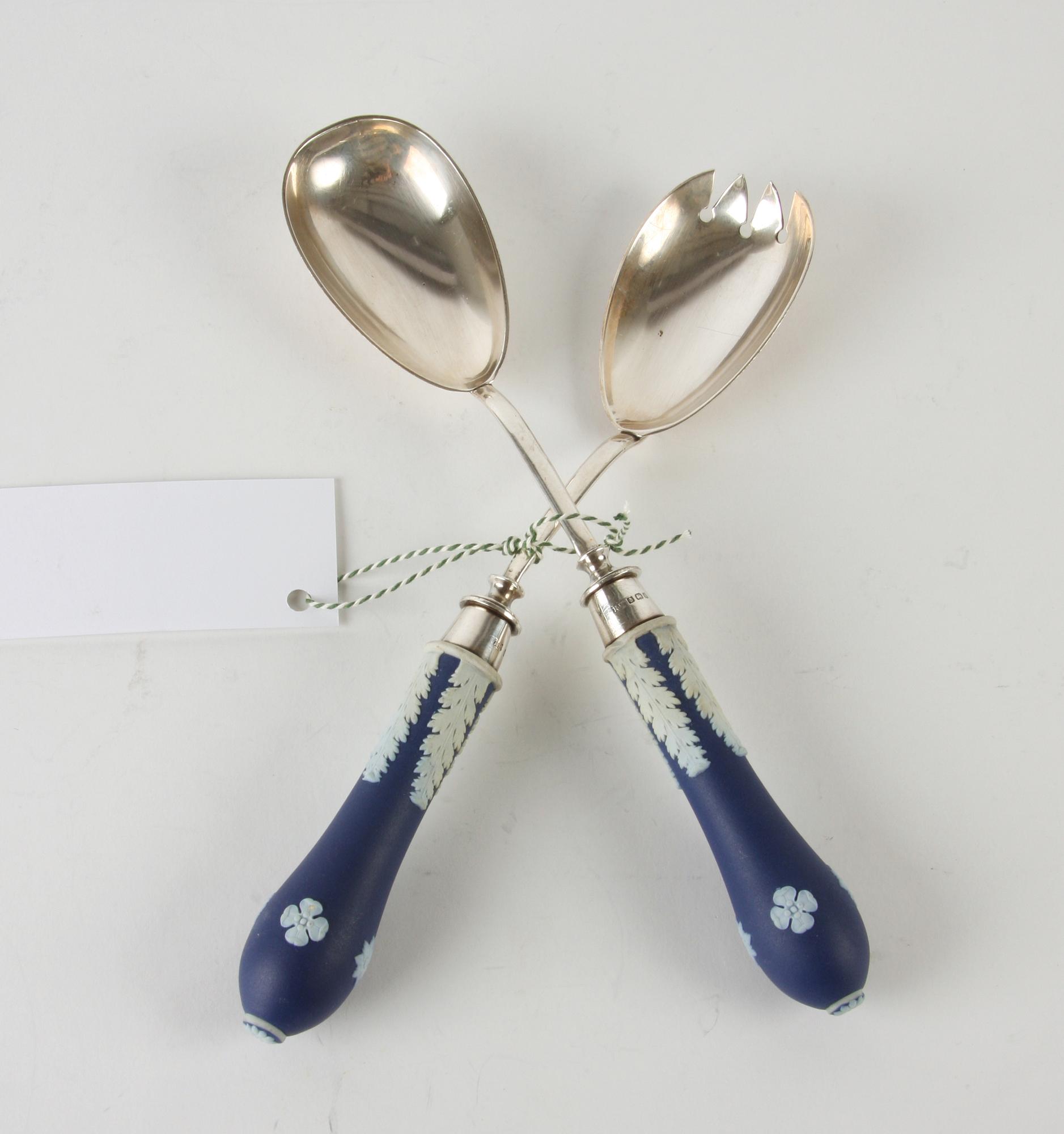 SERVERINGSBESTICK, två par, nysilver resp silver, England.