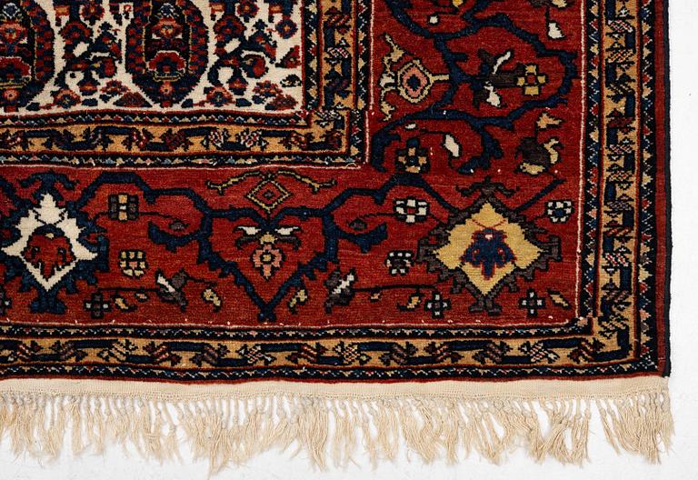 Matta, Chahar Mahal/Bakthiari. Ca 395 x 212 cm.