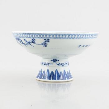 A blue and white stem cup, China, late Qing dynasty/early 20th century.