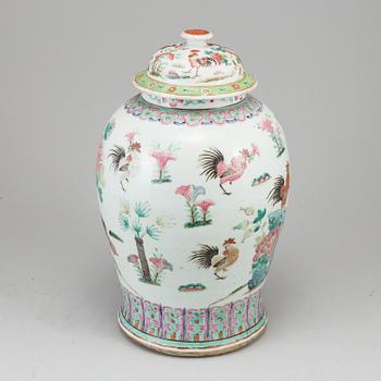 A large famille rose vase with cover, Qing dynasty, late 19th century.