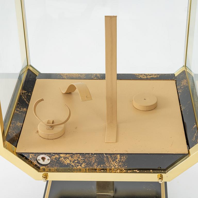 Patek Philippe, display case, 69 x 39 x 30 cm.
