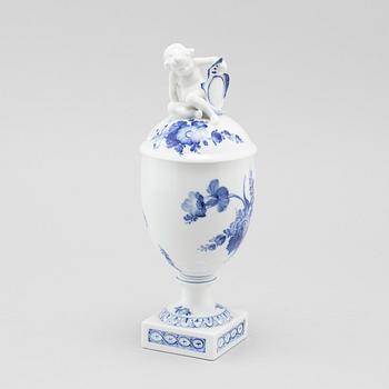 LOCKURNA, porslin, "Blå Blomst", Royal Copenhagen, Danmark, 1900-talets treje kvartal.