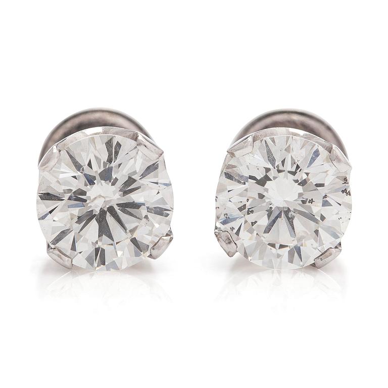 A pair of brilliant-cut diamond stud earrings in 18K white gold.