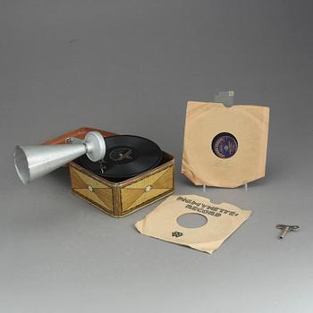 RESEGRAMMOFON med 2 SKIVOR, "Pigmyphone", Bing, 1920-tal.