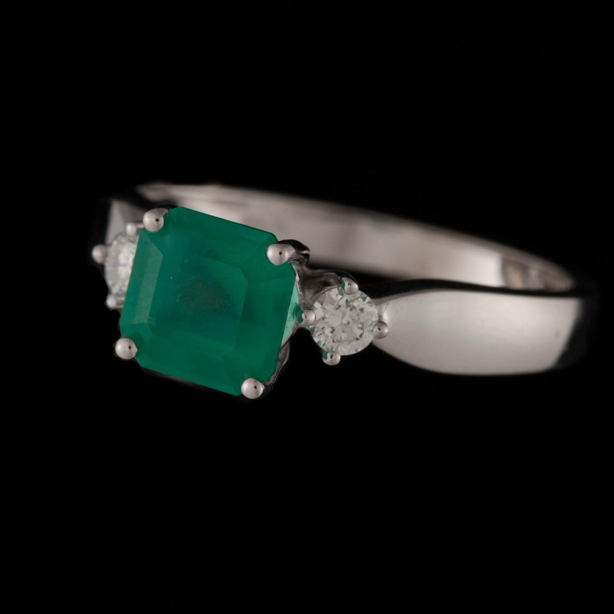 RING, 18K vitguld, smaragd, briljantslipade diamanter. Vikt ca 3,7 g.