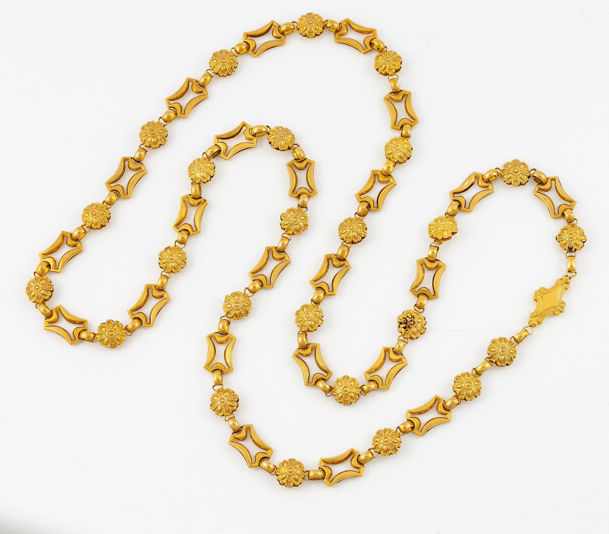 A necklace and a pair of earrings 18K gold, 19th century.