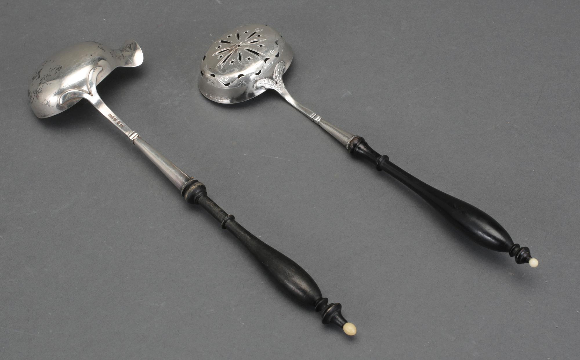 SÅSSKED OCH STRÖSOCKERSKED, silver. Bl a Johan Gottfrid Åhlén, Enköping 1896. Vikt ca 61 gram.