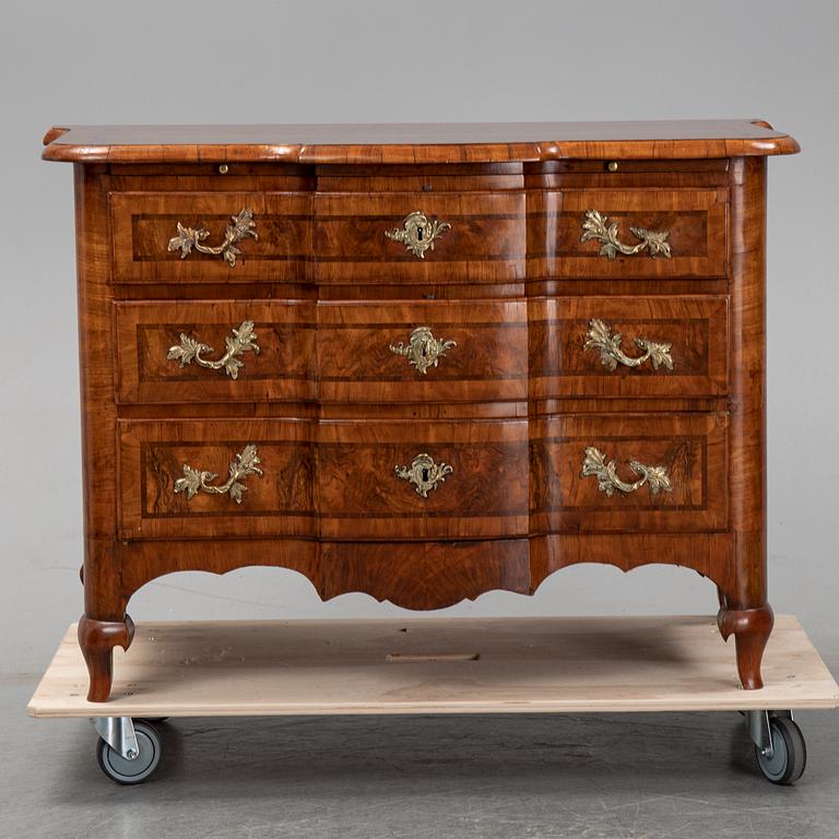 A first half of the 18th Century late Baroque chest of drawers.