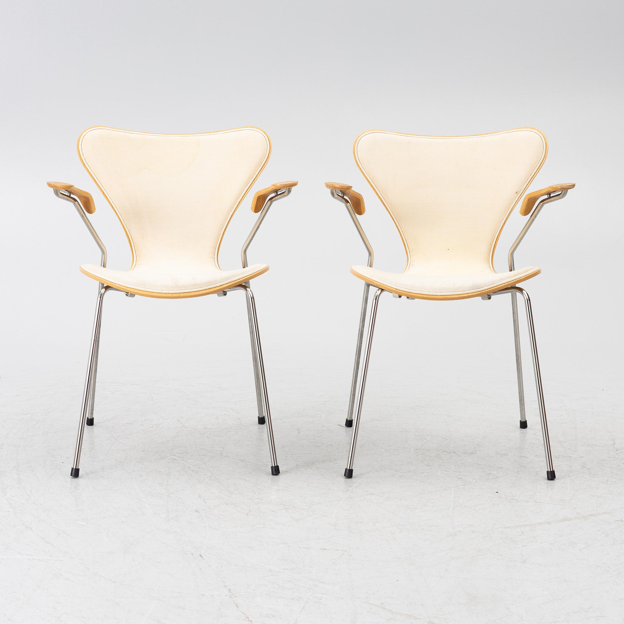 Arne Jacobsen, Armchairs, a pair, “The Seven”, Fritz Hansen, Denmark.