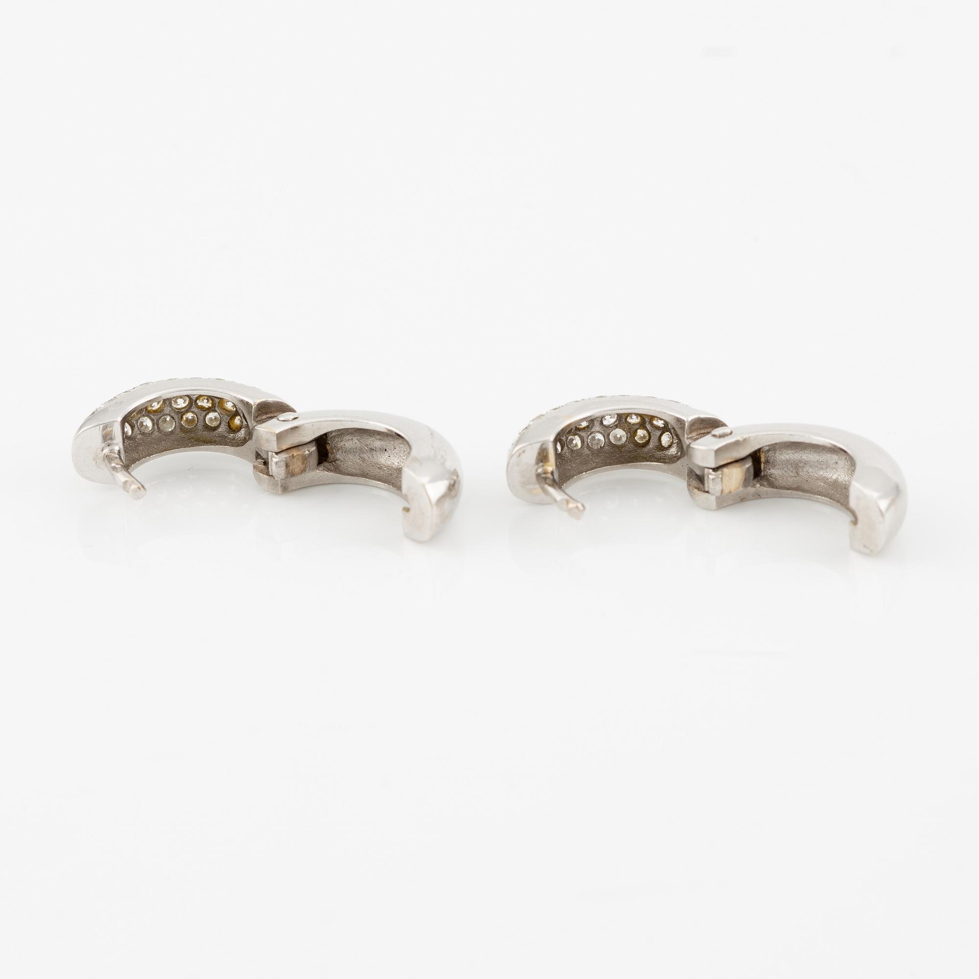 Ett par örhängen 18K vitguld med runda briljantslipade diamanter.