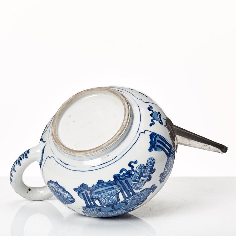 A large blue and white tea pot with cover, Qing dynasty, Kangxi (1662-1722).