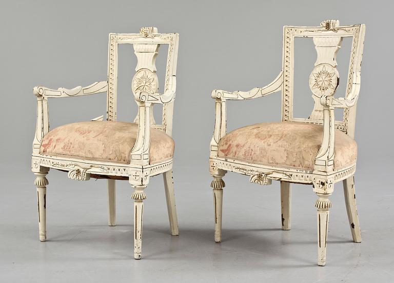 KARMSTOLAR, ett par snarlika, provinsarbeten, 1800-talets första hälft.