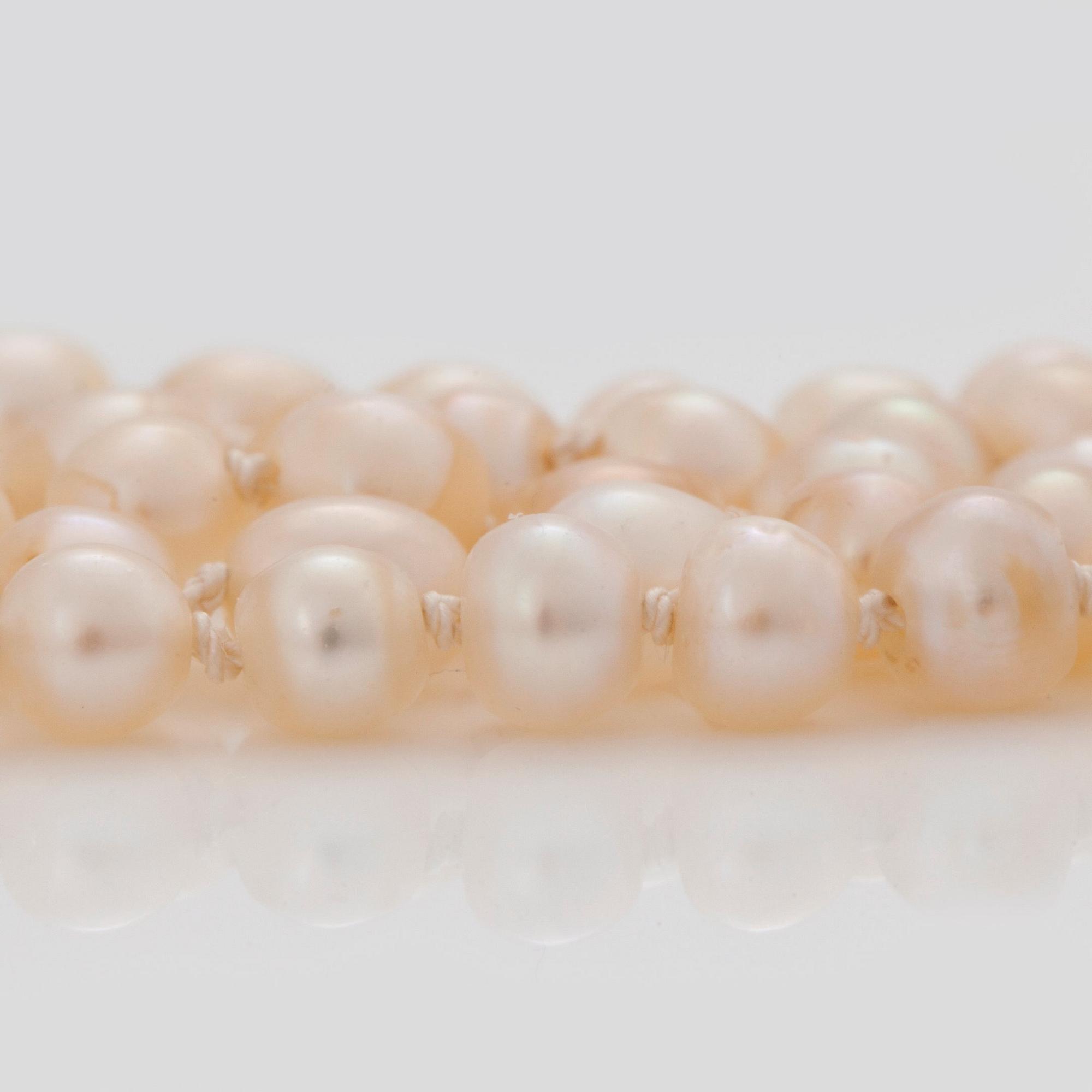 A FIVE-STRAND PEARL NECKLACE.