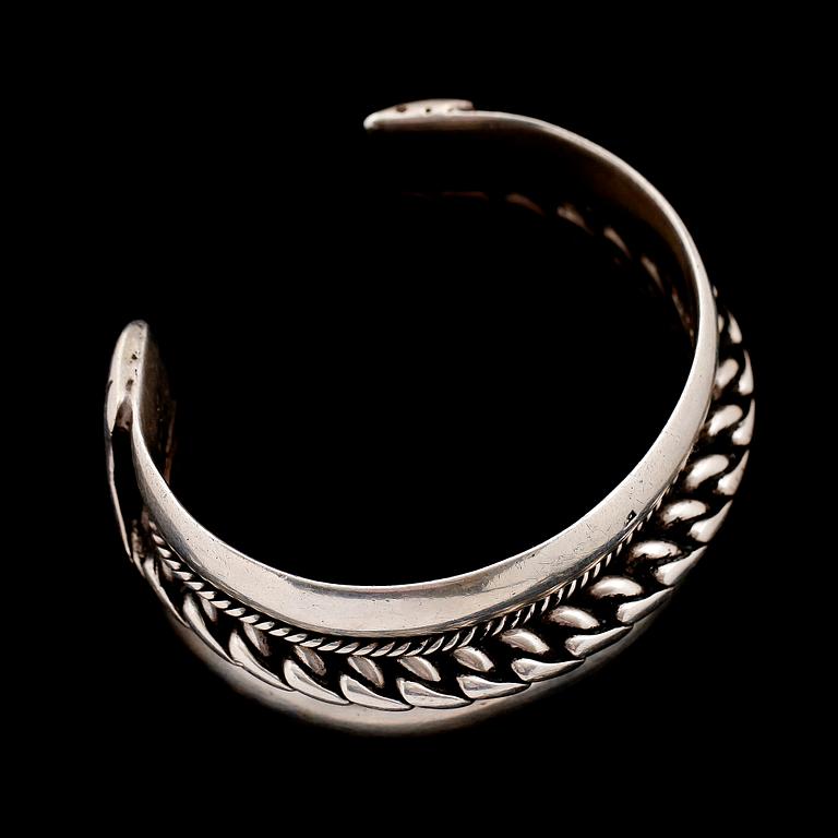 ARMBAND, silver, otydliga stämplar, 1900-talets andra hälft. Vikt ca 157 gram.