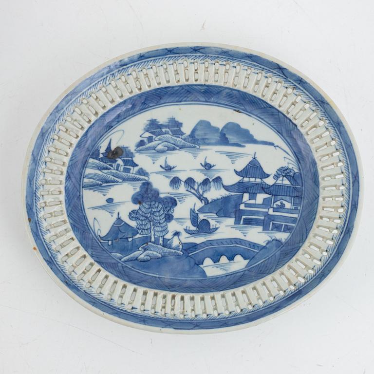 A porcelain chestnut bowl with stand, China, Jiaqing (1796-1820).
