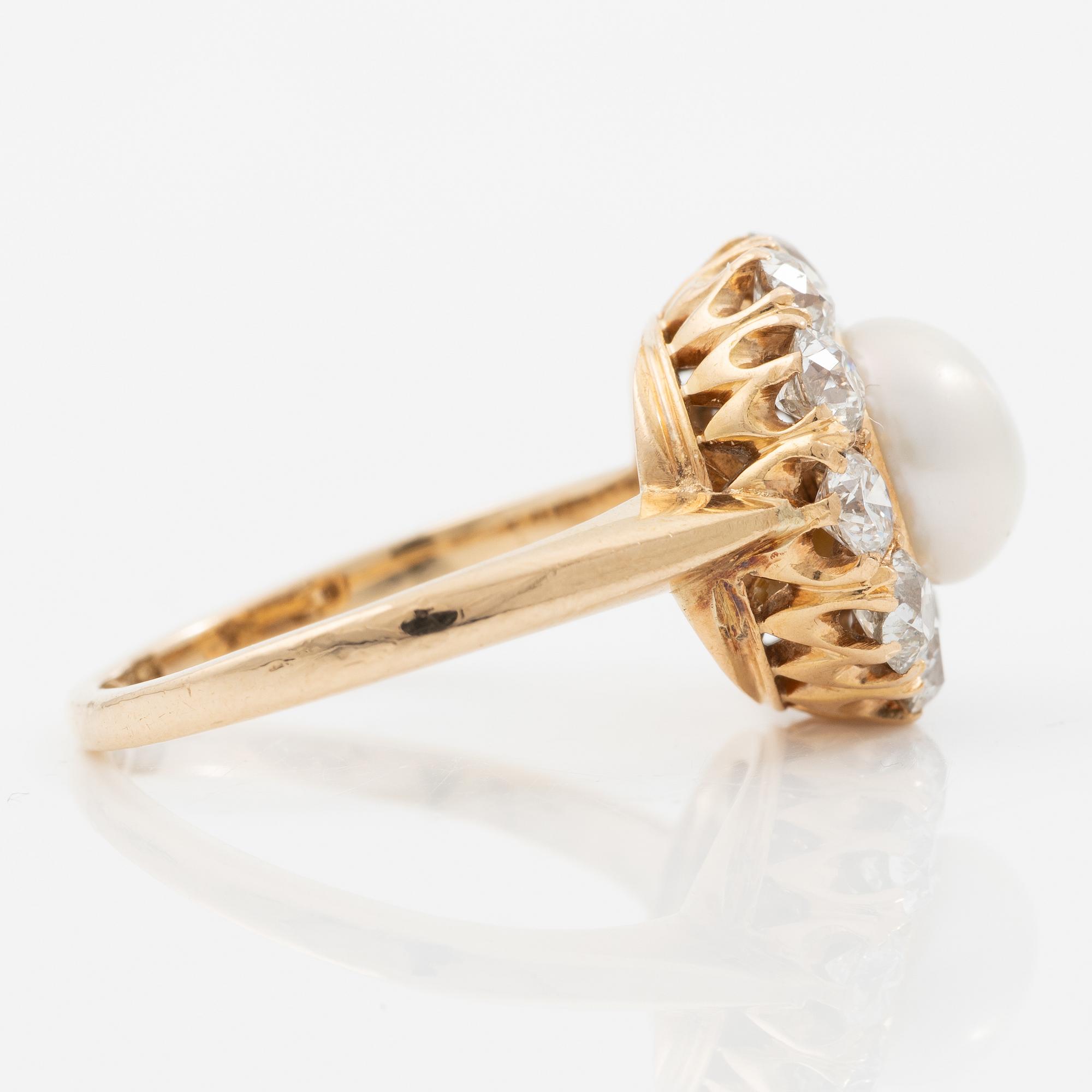 Ring, carmosémodell 18K guld med en odlad boutonpärla och gammalslipade diamanter.