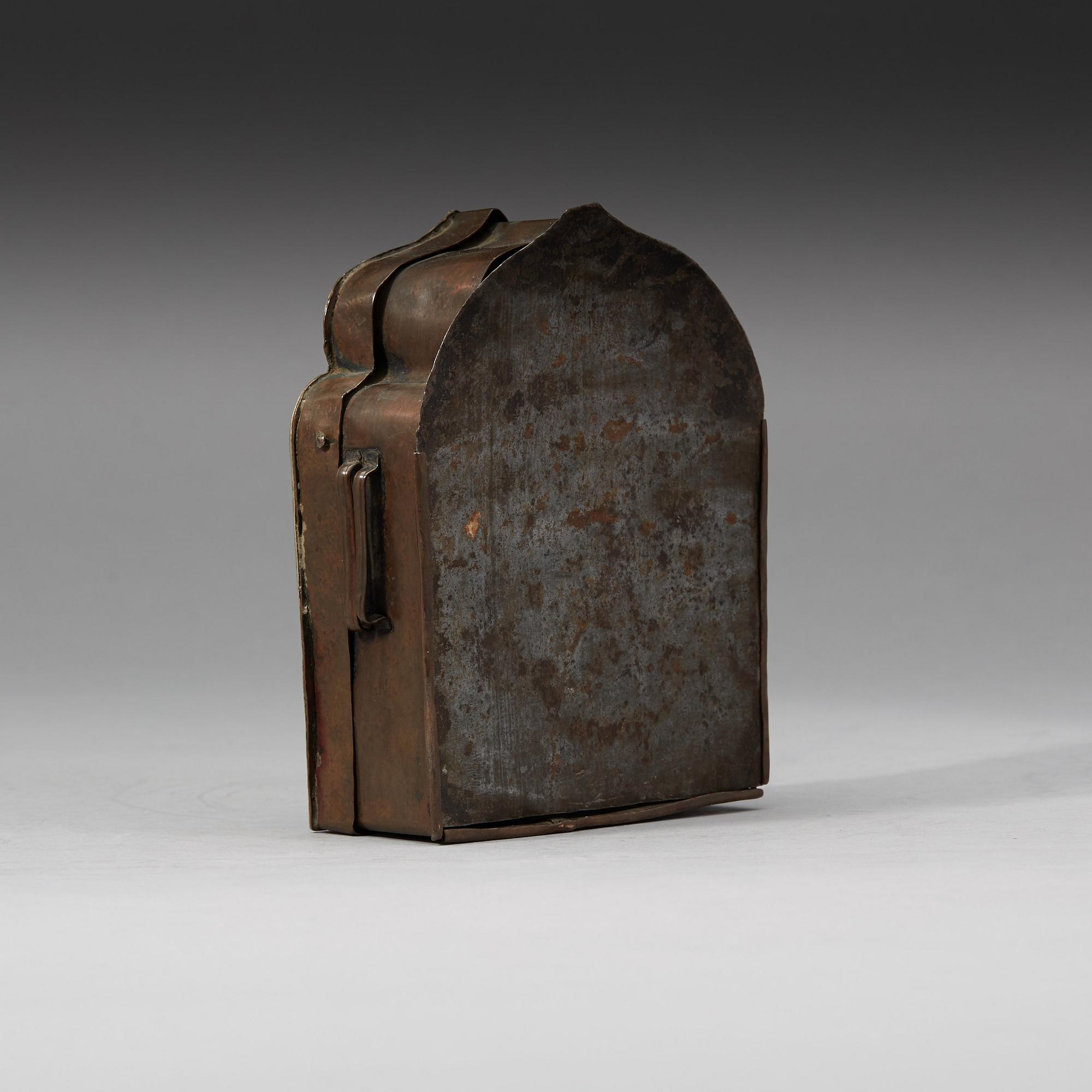 LITET RESEALTARE, kopparlegering med försilvrade detaljer. Tibet, 1800-tal.