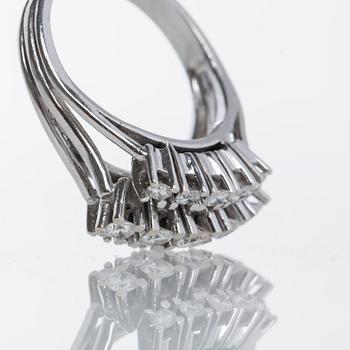 RING, 14K vitguld med briljantslipade diamanter ca 0.85 ct.