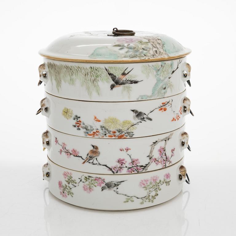 Matkärl och koppar med lock, 3 st, porslin, Kina, omkring år 1900.