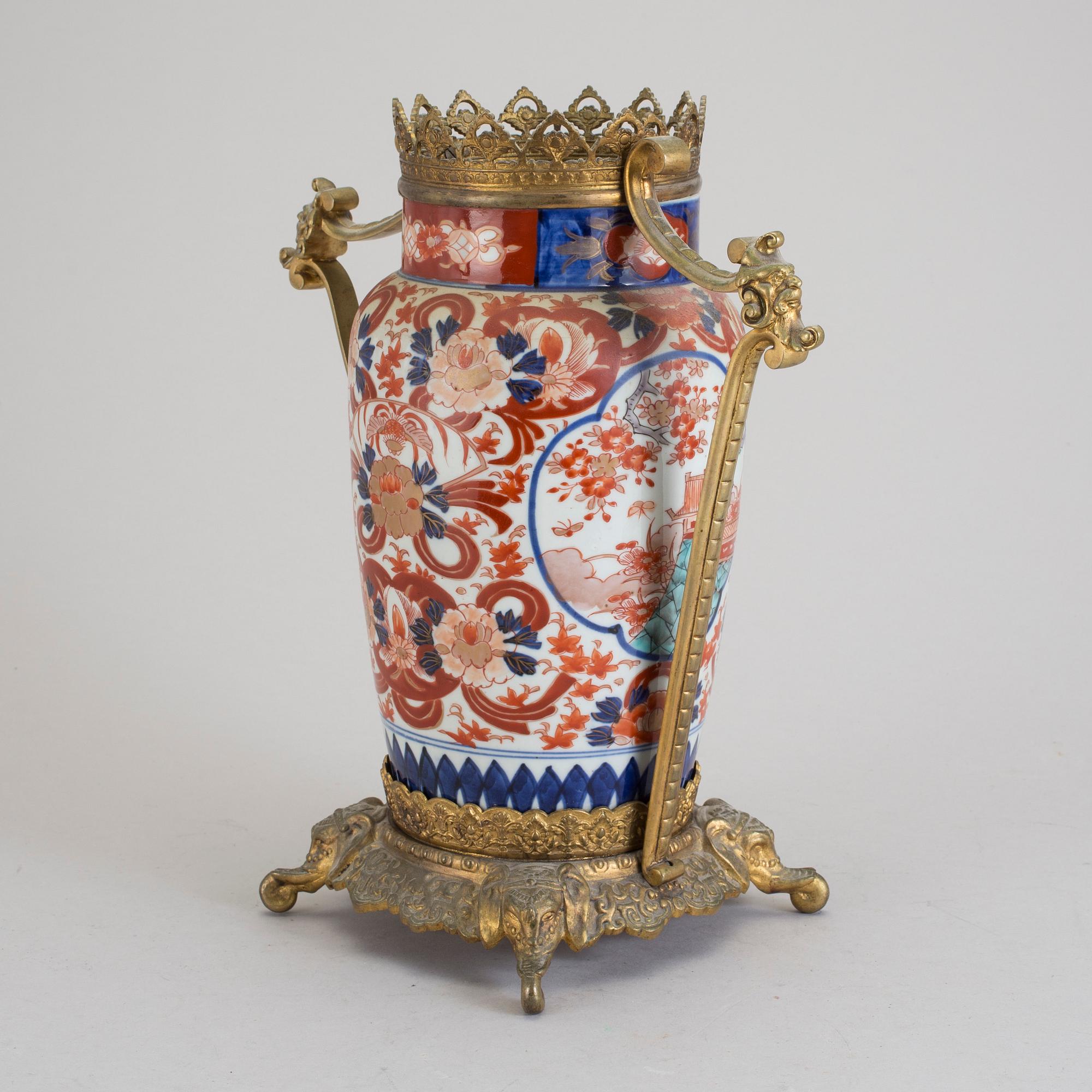 VAS, porslin med bronsbeslag, bland annat Kina, omkring sekelskiftet 1900.