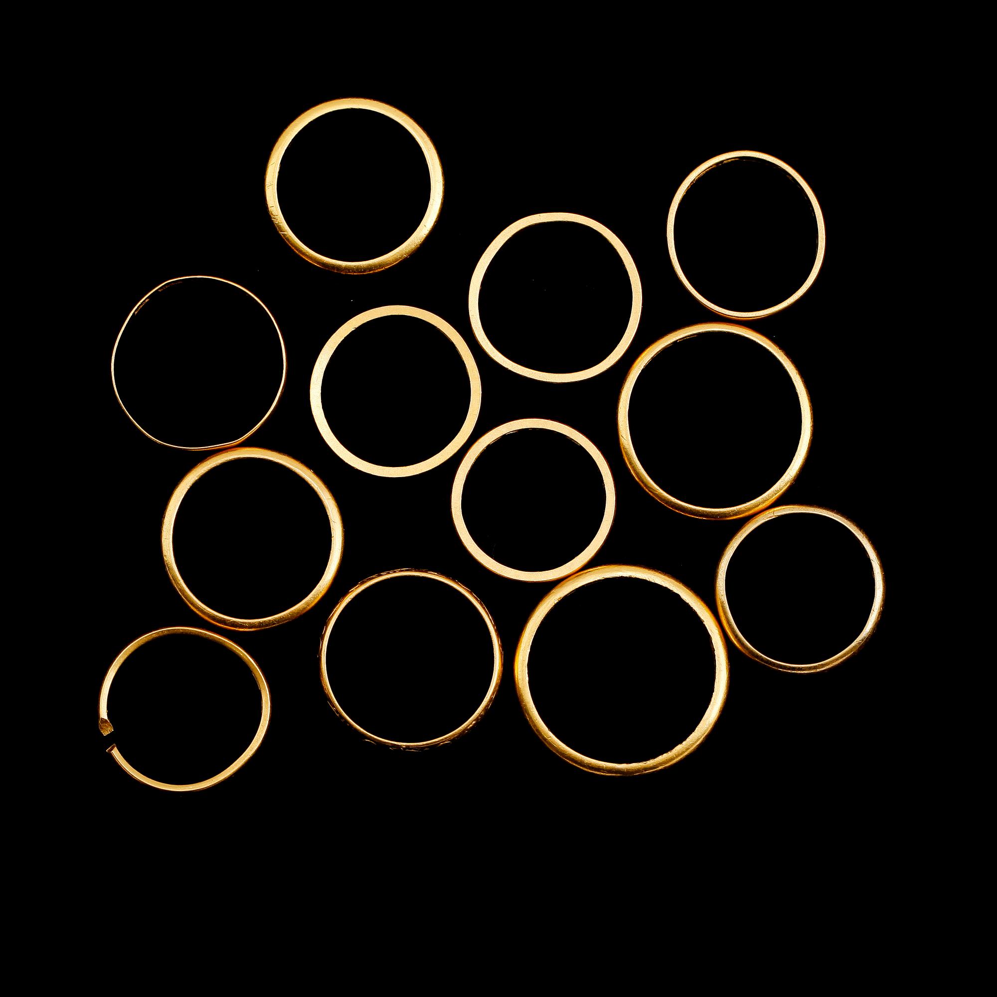 RINGAR, 12 st, 23 k guld. Vikt ca 55 gram.