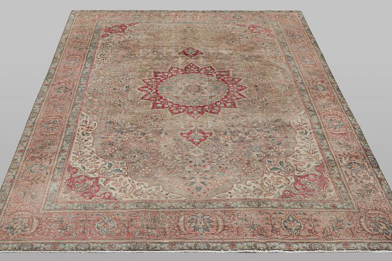A carpet, Persian, Vintage Design, ca 338 x 235 cm.
