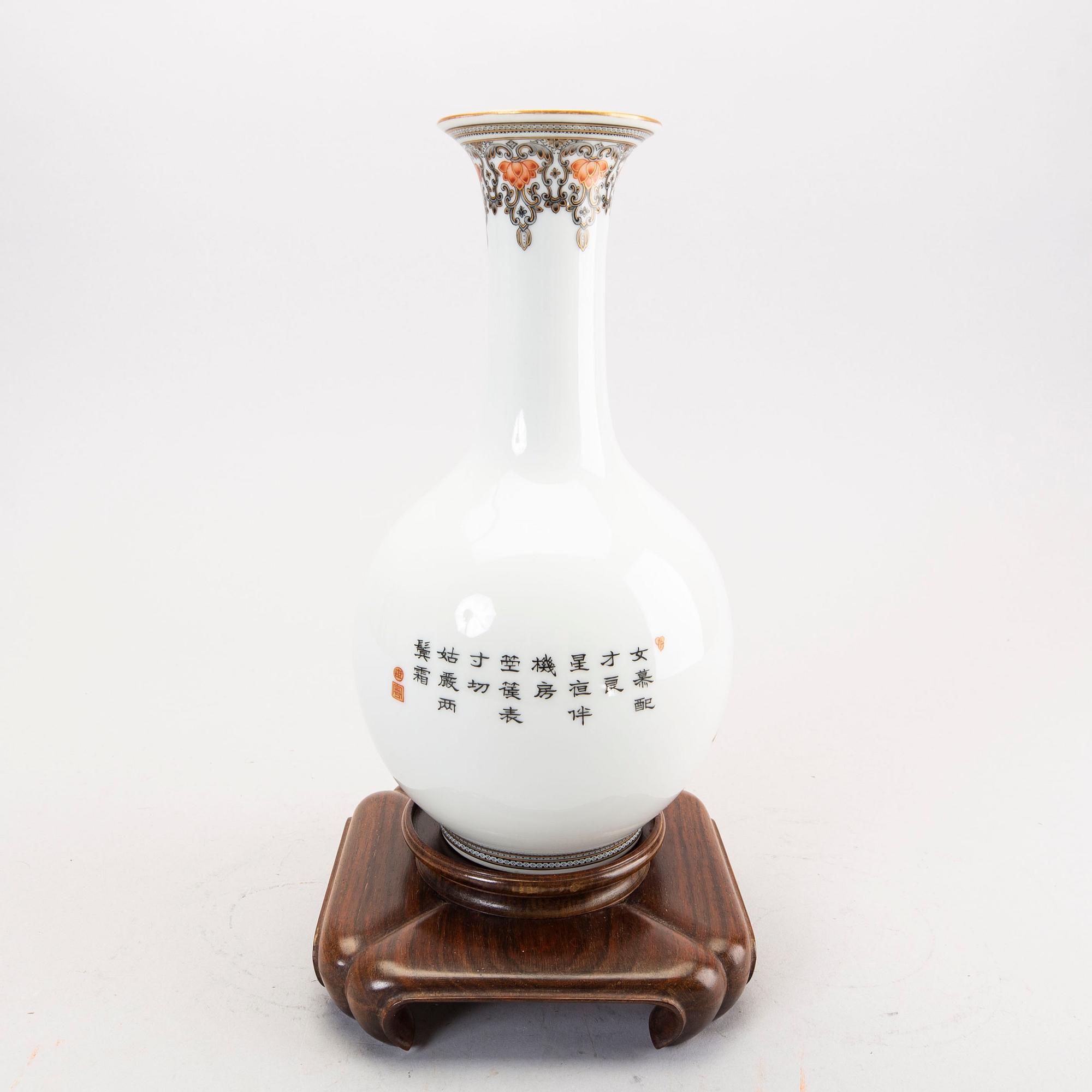 A finely painted Chinese vase, 20th Century.