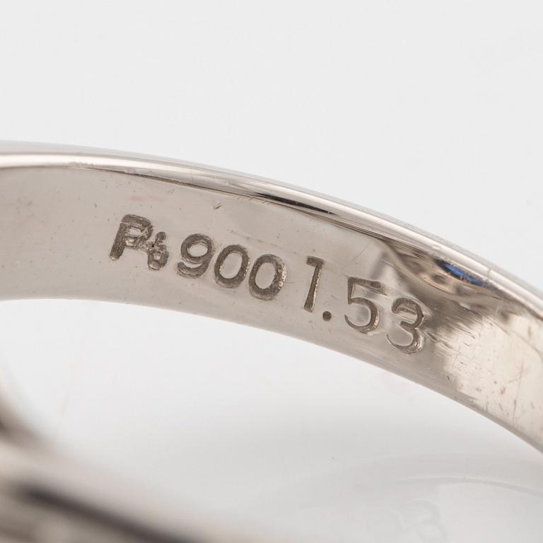 Ring in platinum set with a faceted sapphire and round brilliant- and baguette-cut diamonds.