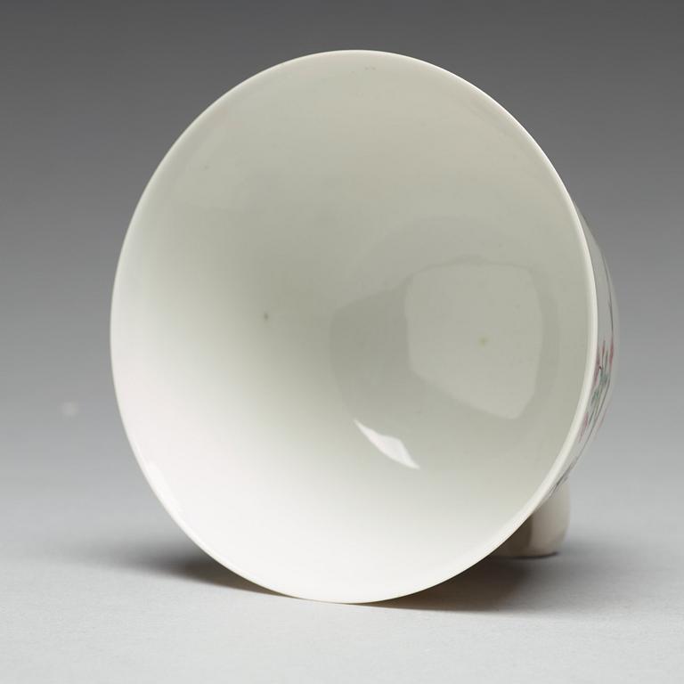 A Chinese famille rose cup, with Qianlong mark.