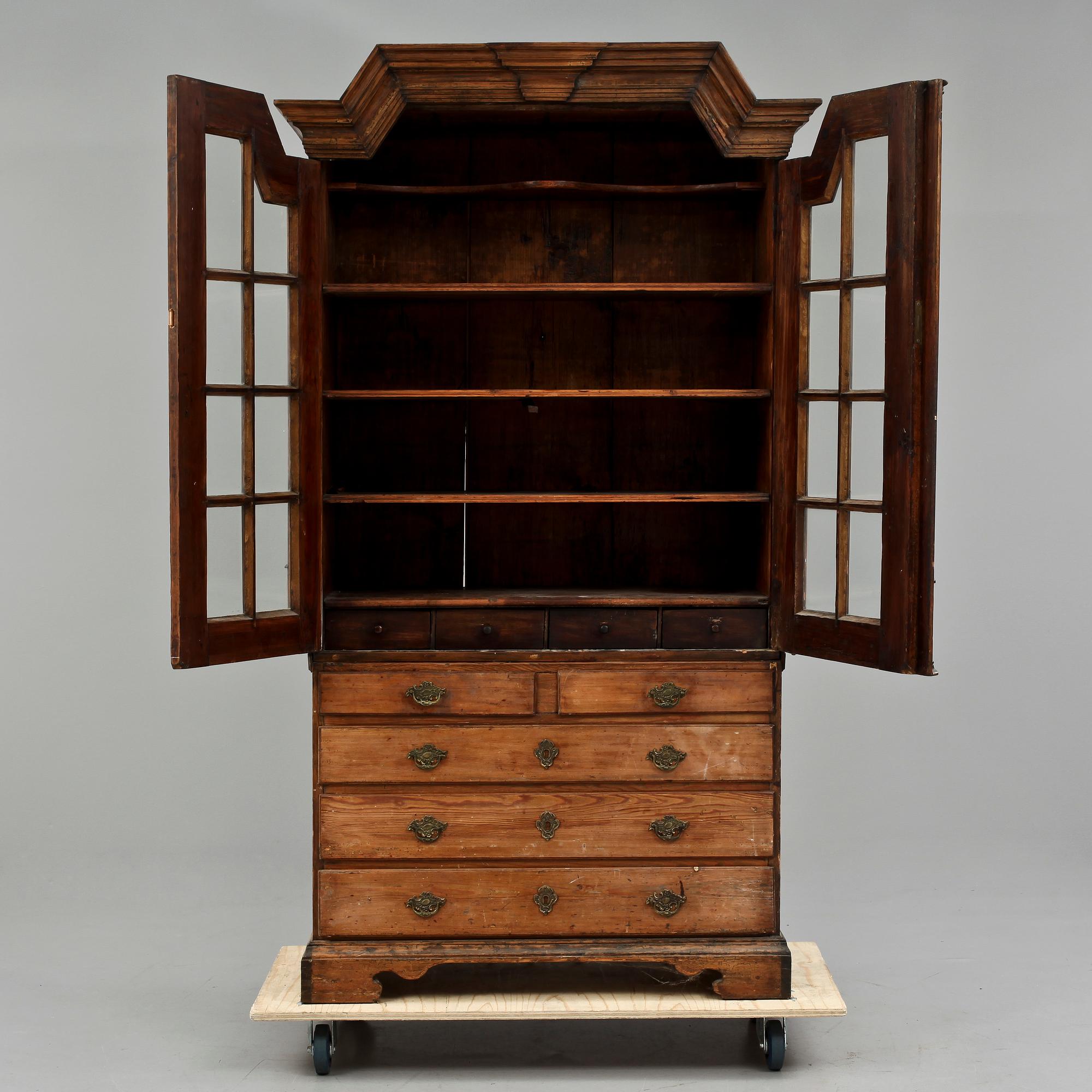 VITRINSKÅP, 1700/1800-tal.