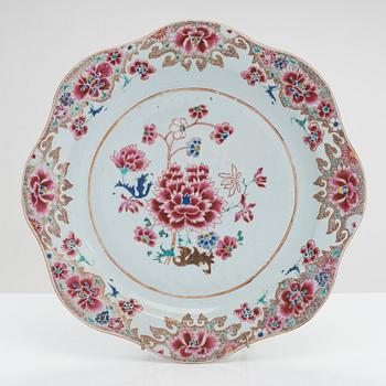 A Chinese porcelain dish, Qing dynasty, Qianlong (1736-95).