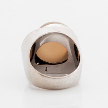 Ring 18K vitguld med en cabochonslipad månsten och runda briljantslipade diamanter.