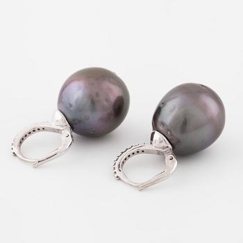 ÖRHÄNGEN, med odlade Tahitipärlor och briljantslipade diamanter totalt ca 0.18 ct.