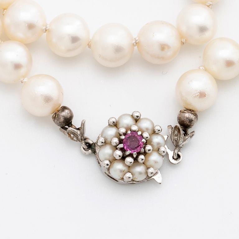 PEARL NECKLACE, cultured pearls approx 7 mm, clasp 18k whitegold cultured pearls and 1 ruby, approx length 93 cm.