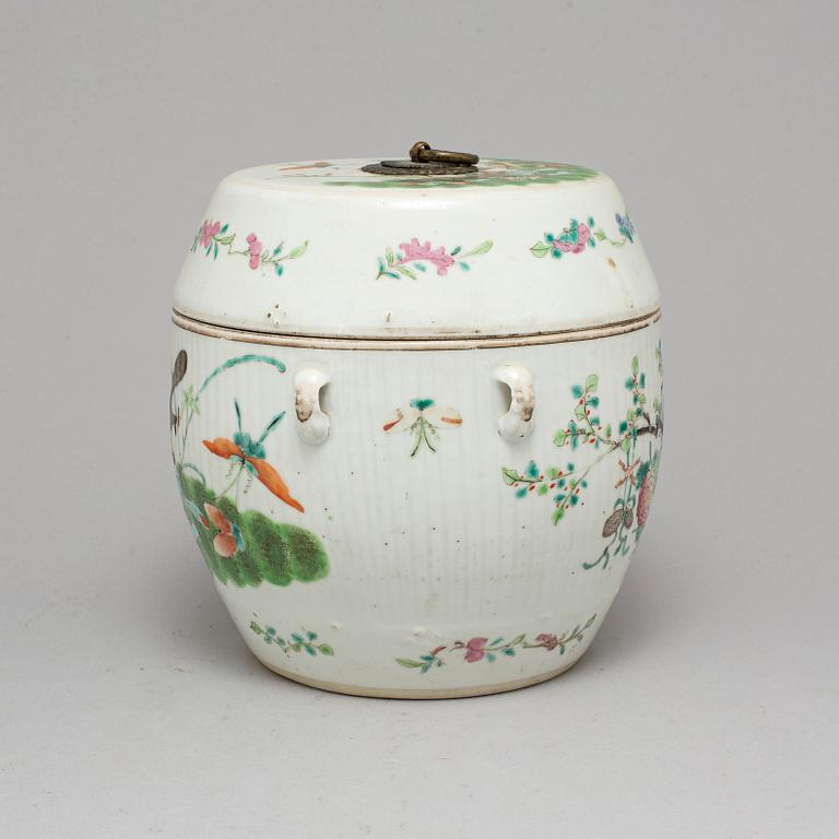 A large famille rose porcelain jar with cover, Qing dynasty, circa 1900.