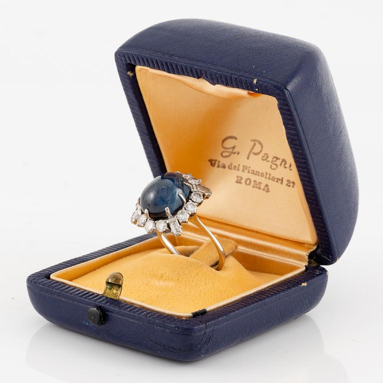 Ring, 18K vitguld med cabochonslipad safir och baguette- och briljantslipade diamanter.