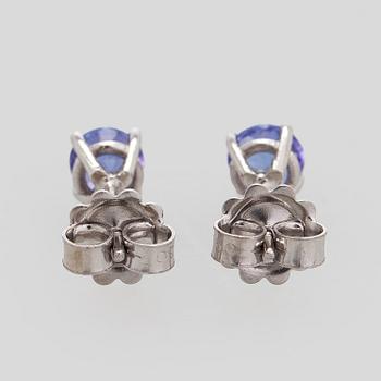 Korvakorut, 18K valkokultaa ja tanzaniitteja.