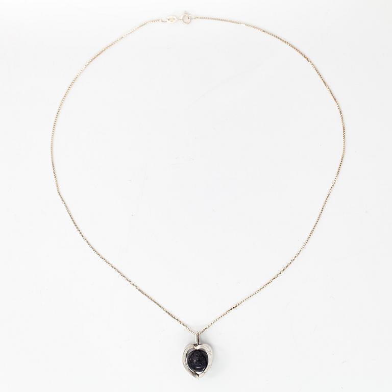 Elis Kauppi, A silver necklace with a purple goldstone. Kupittaan kulta, Turku.