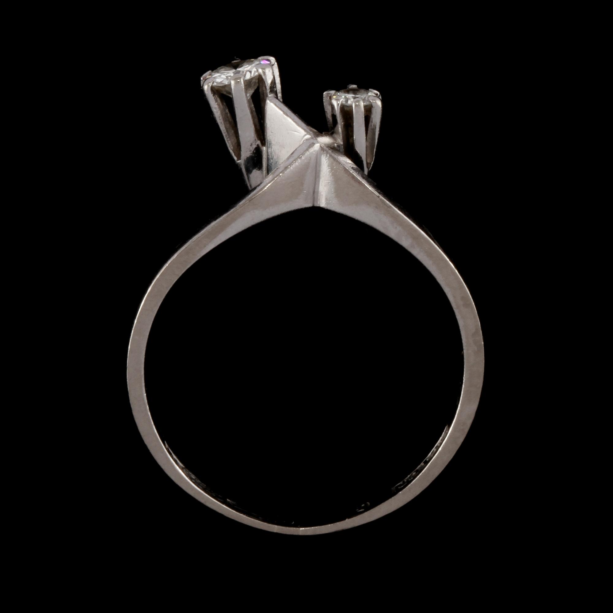 RING, 18k vitguld med 2 briljantslipade diamanter, 0.22 ct, Alton, Falköping, 1969. Vikt 2 g.