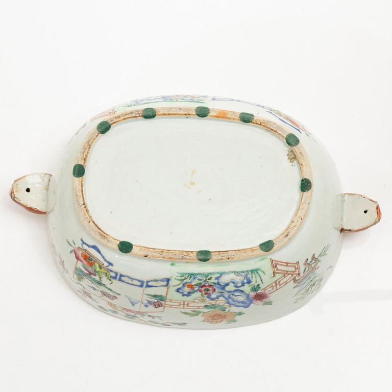 Terrin med lock, kompaniporslin. Qing dynastin, Qianlong (1736-95).