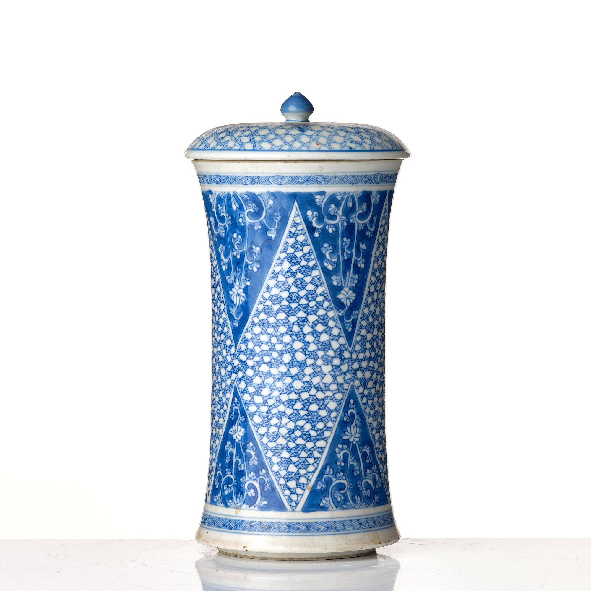 A blue and white cylindric vase with cover, Qing dynasty, Kangxi (1662-1722).